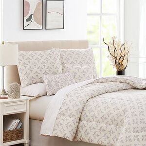 *NWT* Elegant Damask 6 Piece Queen Comforter Set